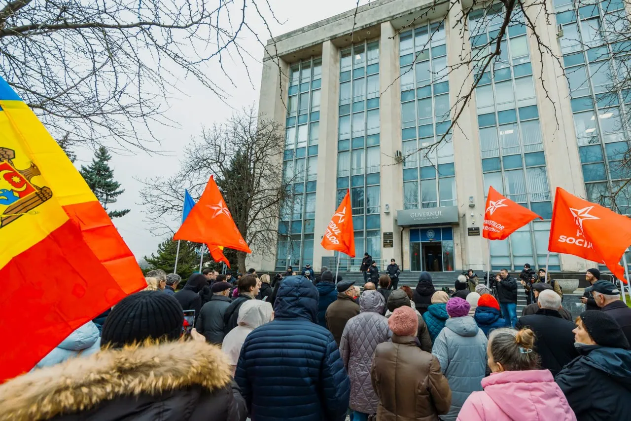 Сторонники Партии социалистов провели протест против закрытия школ
