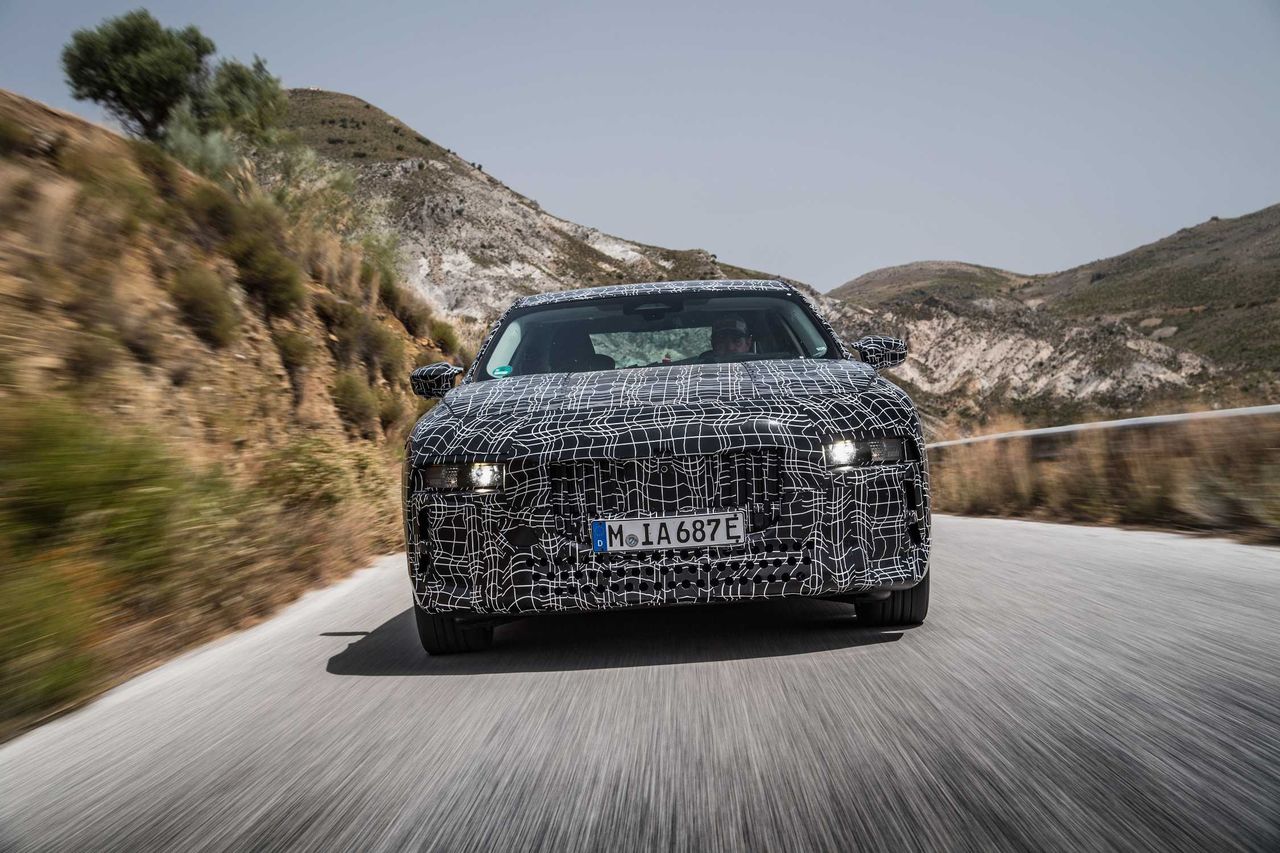 Электрический BMW i7 проходит испытания в жарких странах: 660 л.с. и 700 км без подзарядки