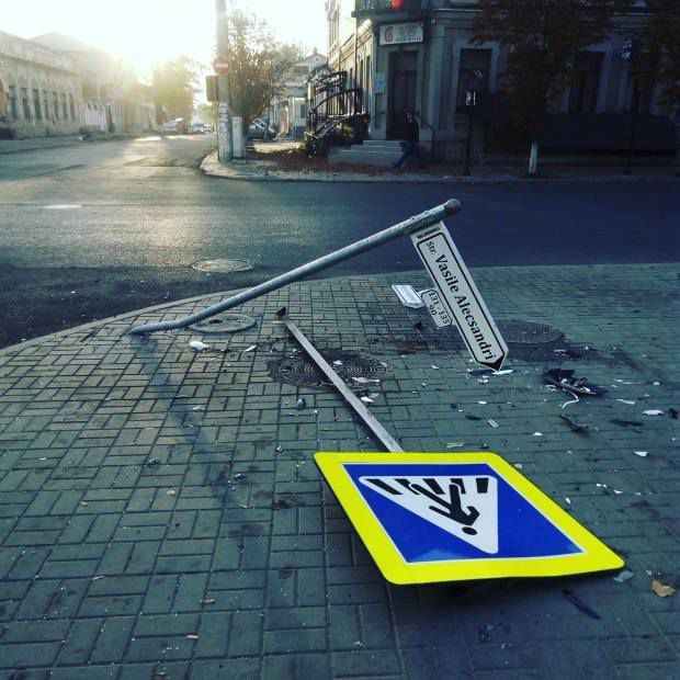 O conducătoare auto din Chișinău a doborât cu mașina un semn rutier