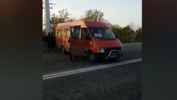 Şoferul unui microbuz a blocat un sens al unui drum naţional, supărat că fusese amendat de poliţişti