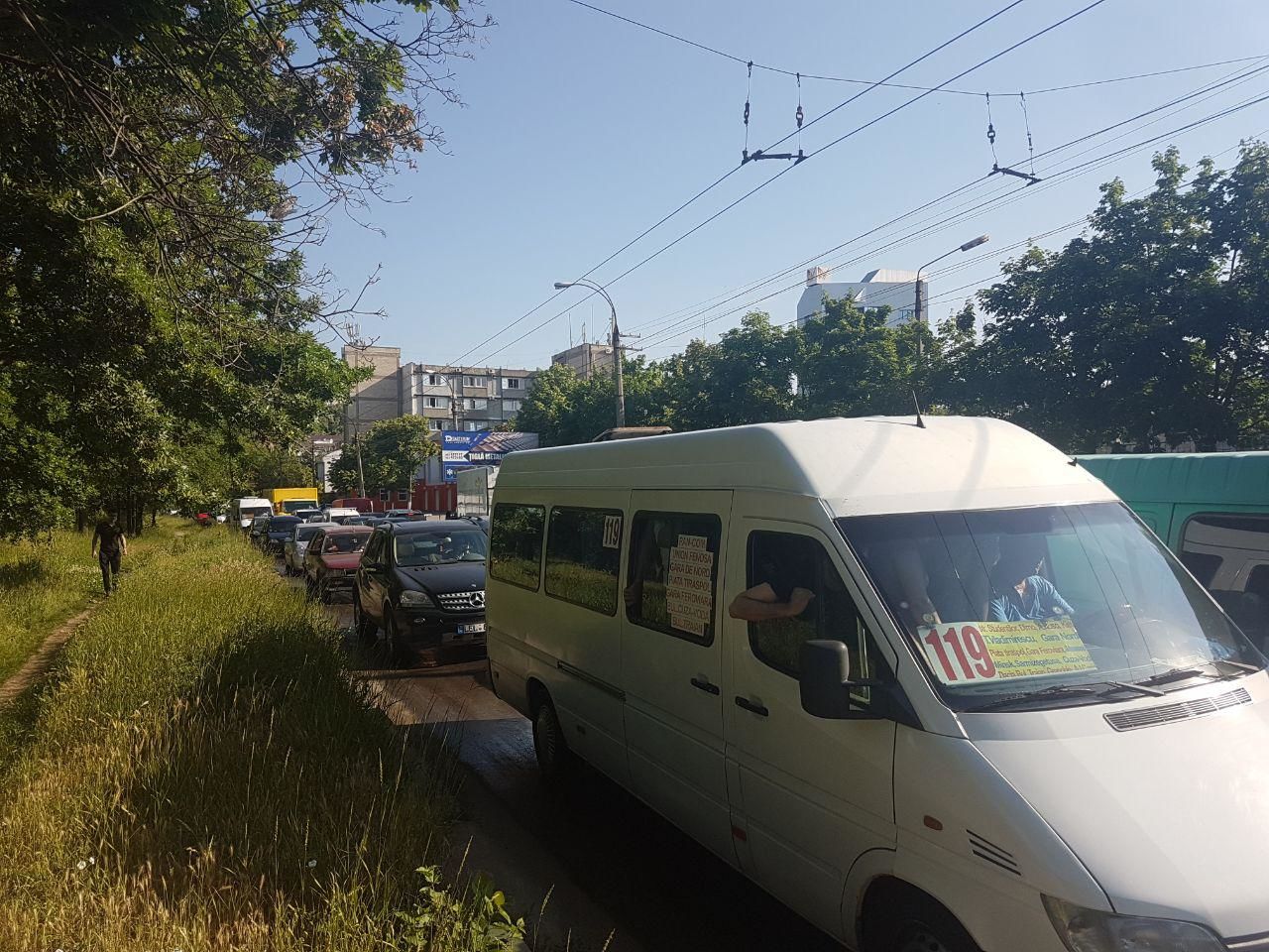 Большие пробки образовались на Рышкановке из-за ДТП с участием грузовика