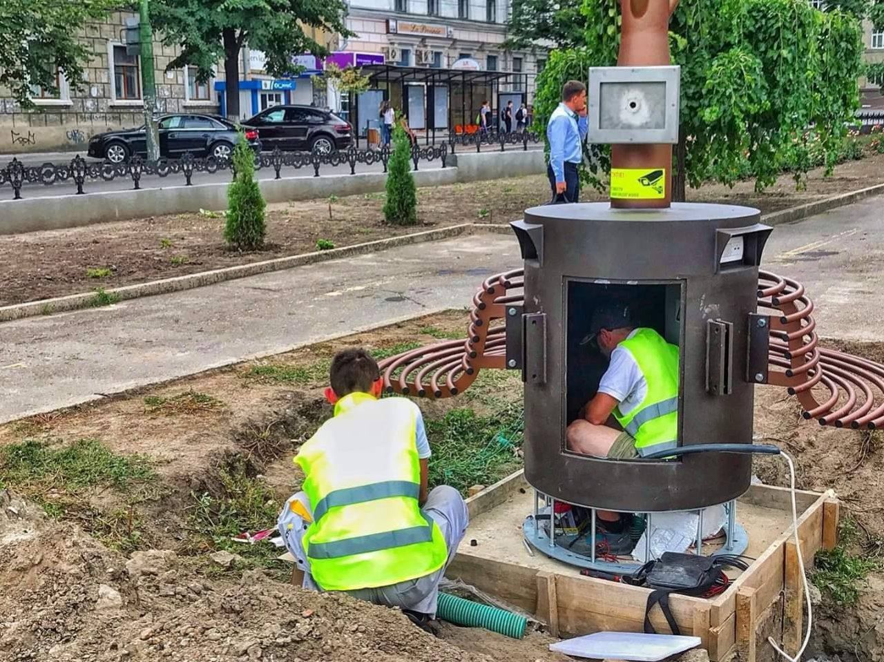 В Кишиневе появились солнечные деревья
