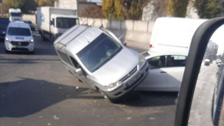 На Чеканах машина оказалась на капоте другого легкового автомобиля