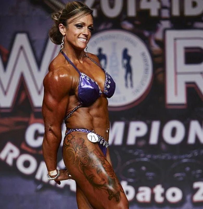 Женщина, весившая 115 кг, превратилась в чемпионку по бодибилдингу