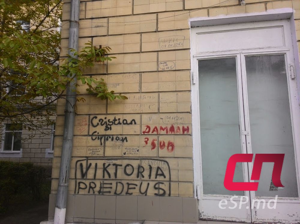 В Бельцах на стенах роддома пишут имена новорожденных