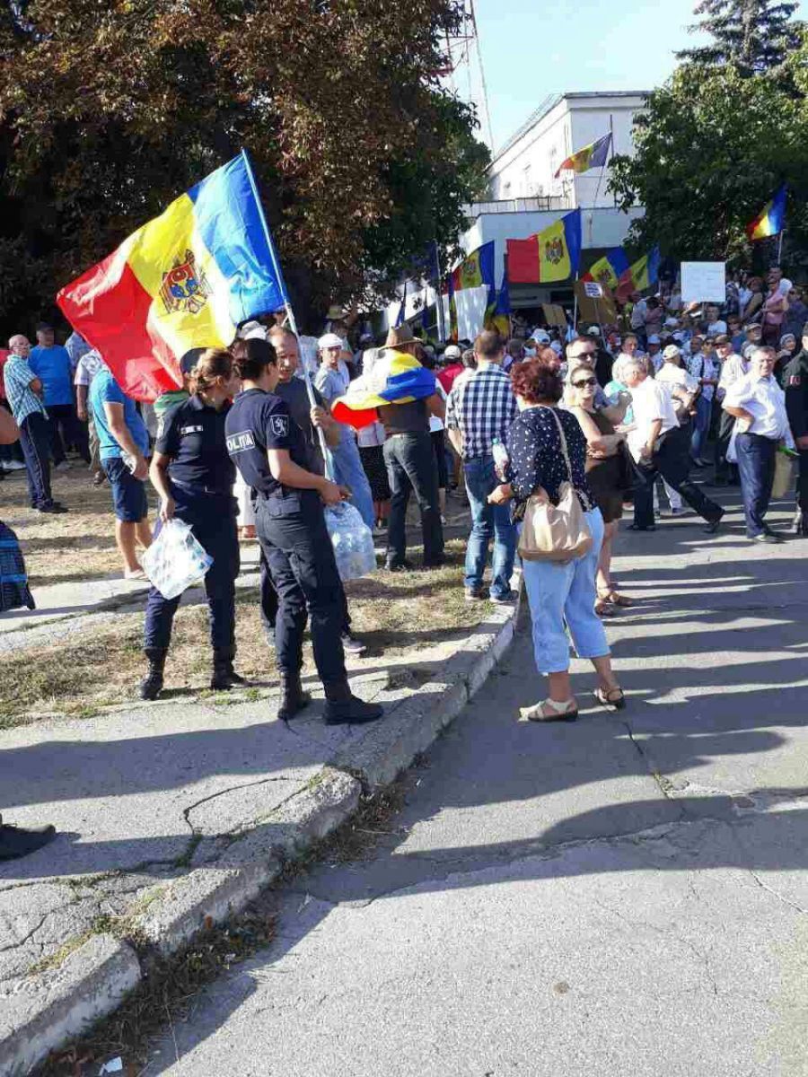 Полицейские раздали воду демонстрантам, которые пришли на протест