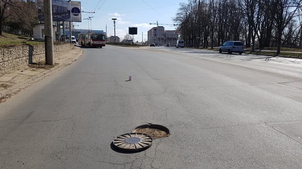 В столице отскочившая крышка канализационного люка повредила колесо машины