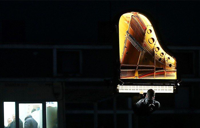 Пианиста вместе с роялем подвесили над стройкой концертного зала