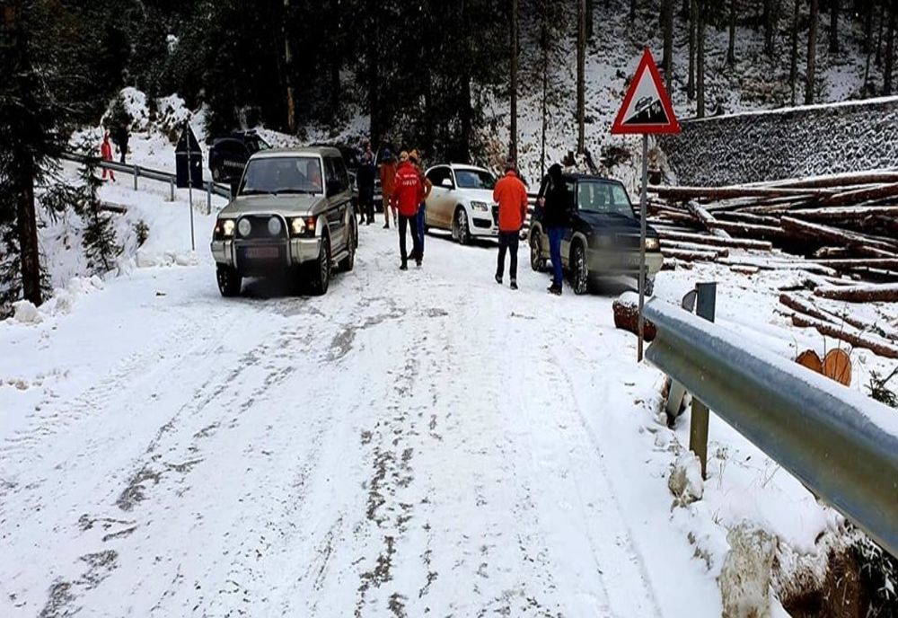 В Румынии 40 туристов застряли на дороге, покрытой льдом