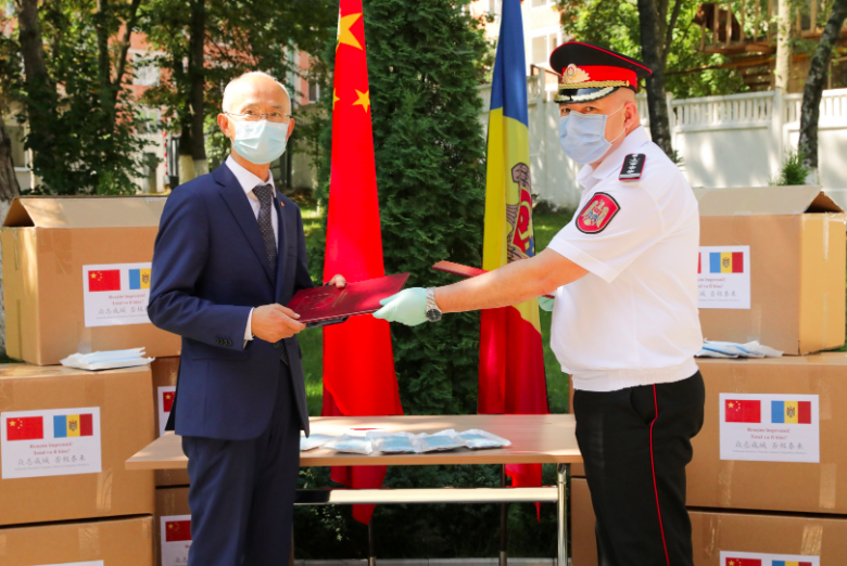 Руководство инспектората карабинеров поблагодарило Китай за партию масок