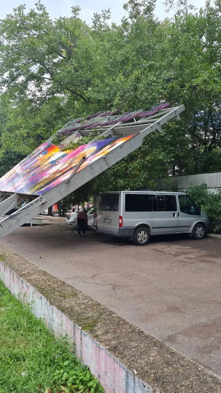 На Буюканах из-за сильного ветра рухнула старая карусель