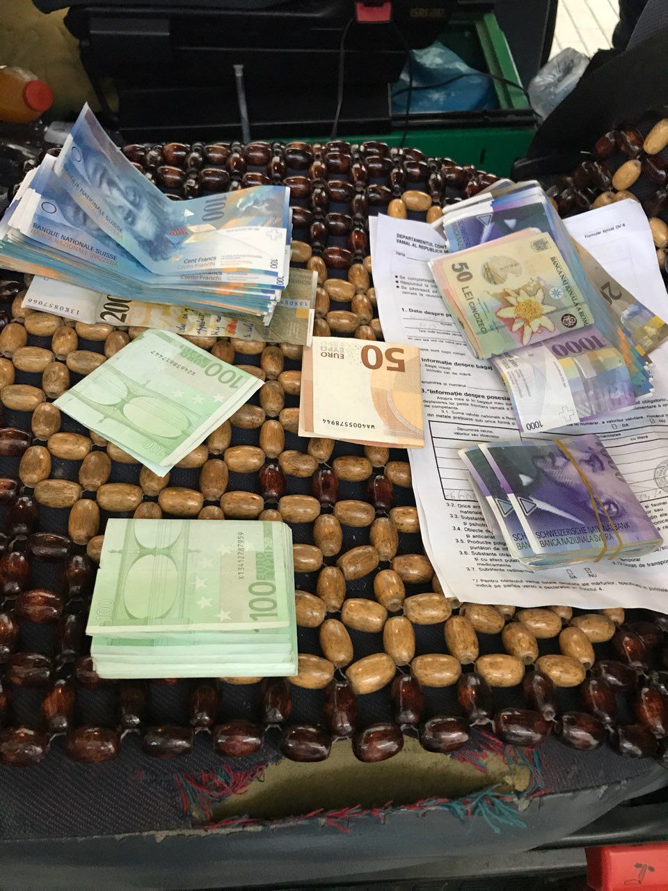 Молдаване перевозили через границу валюту, спрятав ее за обшивку машины