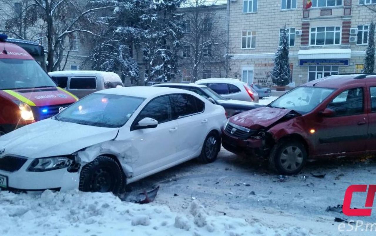 В Бельцах у роддома произошла авария: пострадал маленький ребёнок