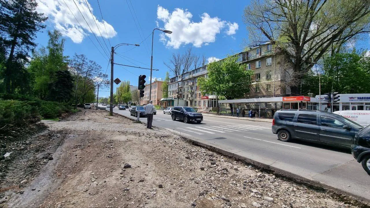 В Кишиневе восстанавливают парк у памятника Сергею Лазо