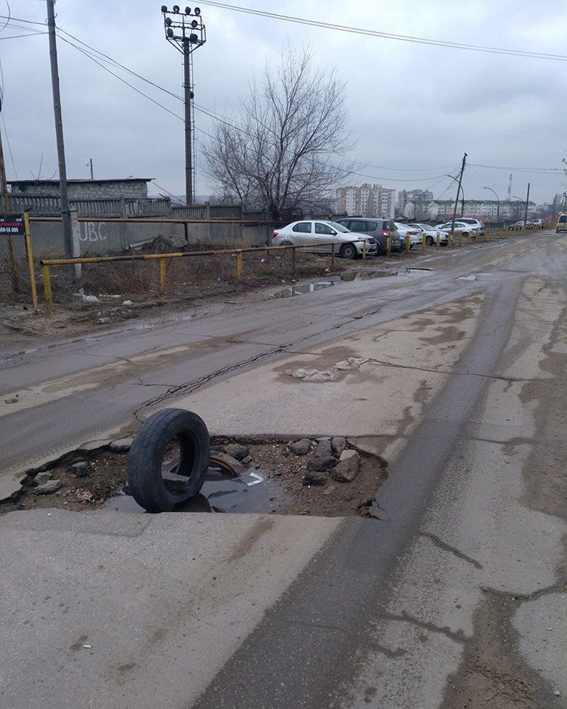 Огромная яма образовалась на дороге на Ботанике