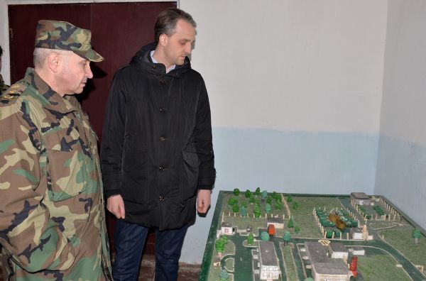 Министр обороны проинспектировал военную базу в Данченах
