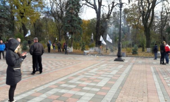 Рядом с Верховной Радой взорвалась мусорная урна