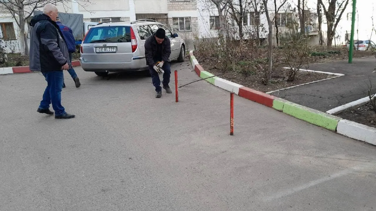 Barierele de parcare instalate ilegal, demontate la Chișinău