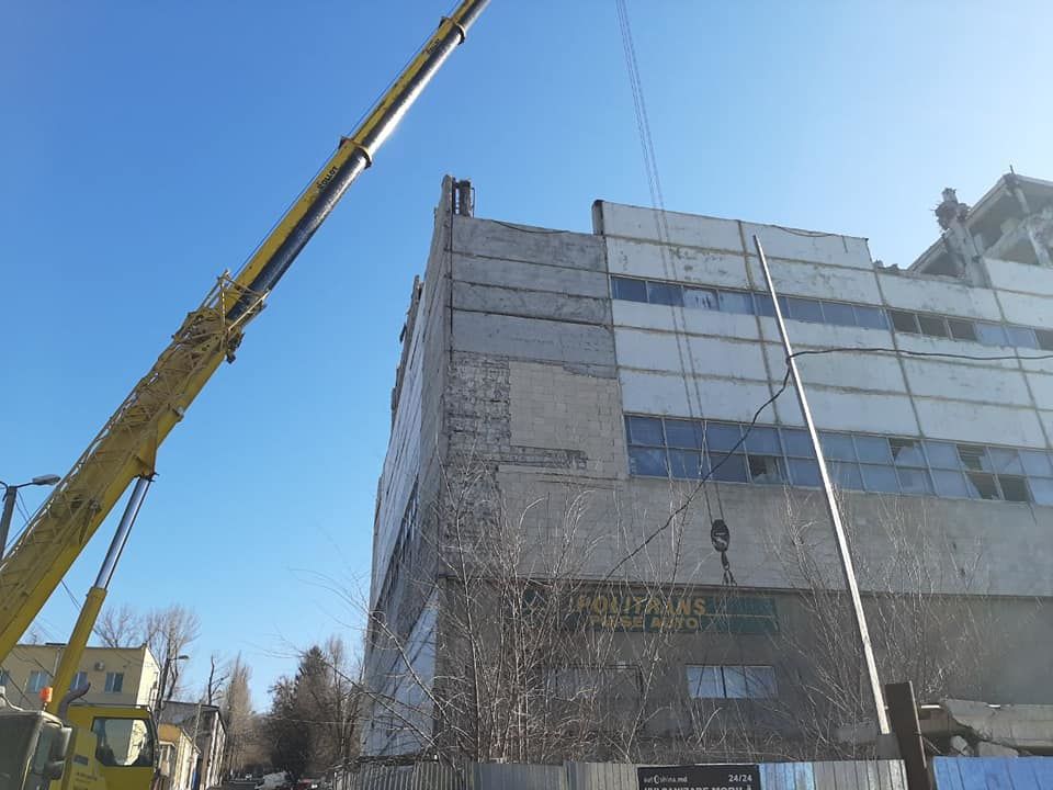 На Чеканах ведутся работы по сносу аварийного здания