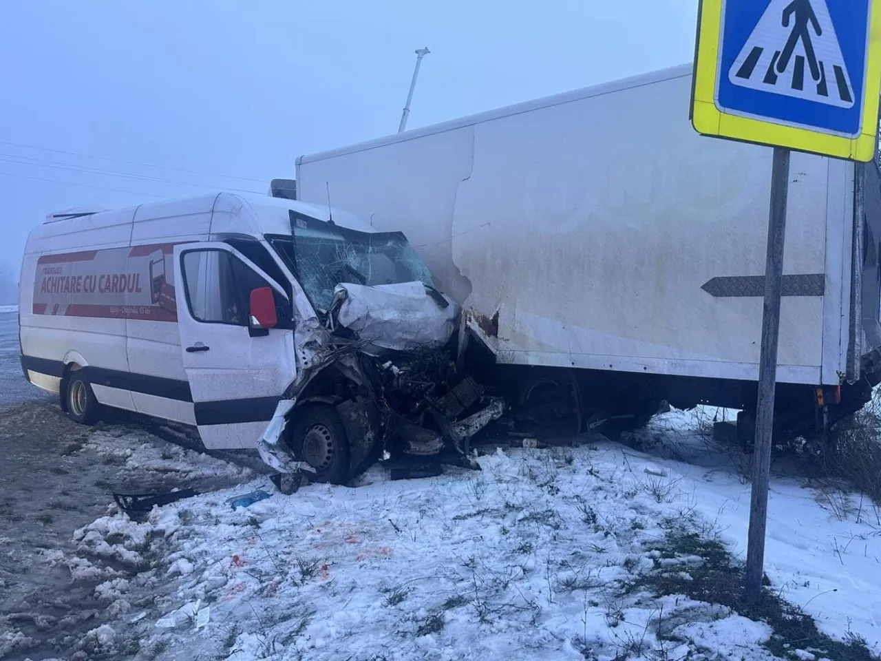 Un camion și un microbuz cu pasageri s-au tamponat pe traseul M5: O persoană, rănită