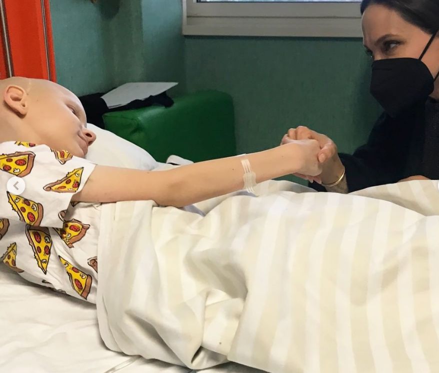 Анджелина Джоли посетила украинских детей-беженцев в римском госпитале