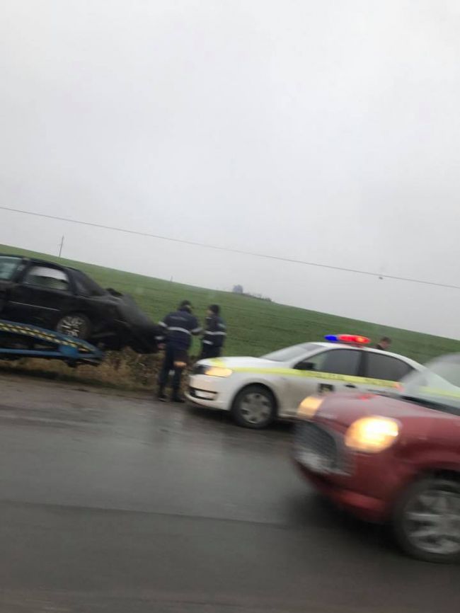 Возле Будешт иномарка врезалась в столб, есть пострадавшие