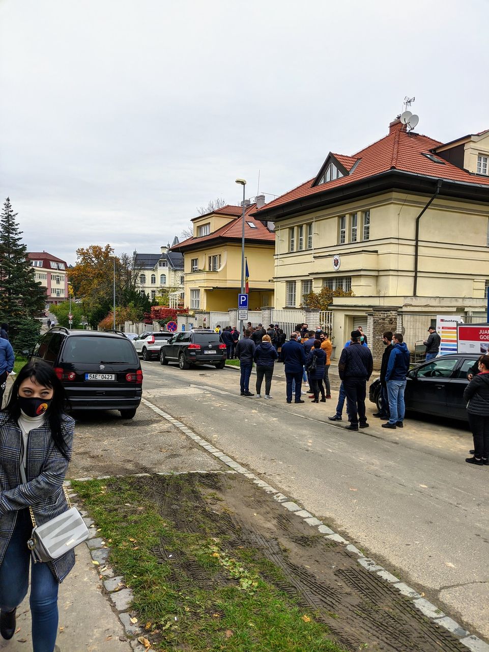 В Праге сотни молдаван пришли на участок для голосования