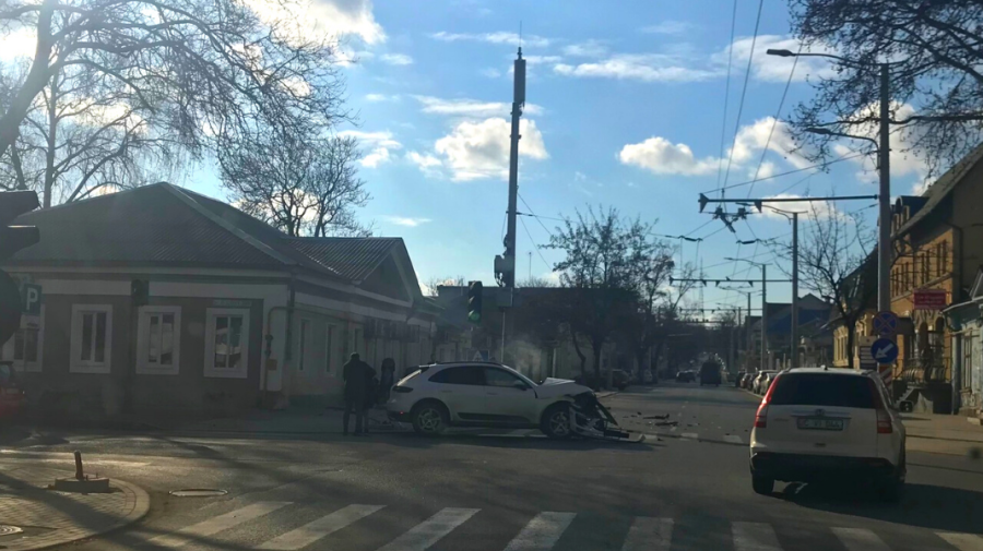 В столице произошло ДТП: столкнулись Porsche и Mazda