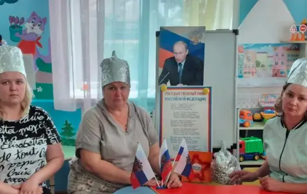 Un farsor i-a convins pe câțiva profesori din Rusia să facă căciuli din folie pentru protecție împotriva NATO