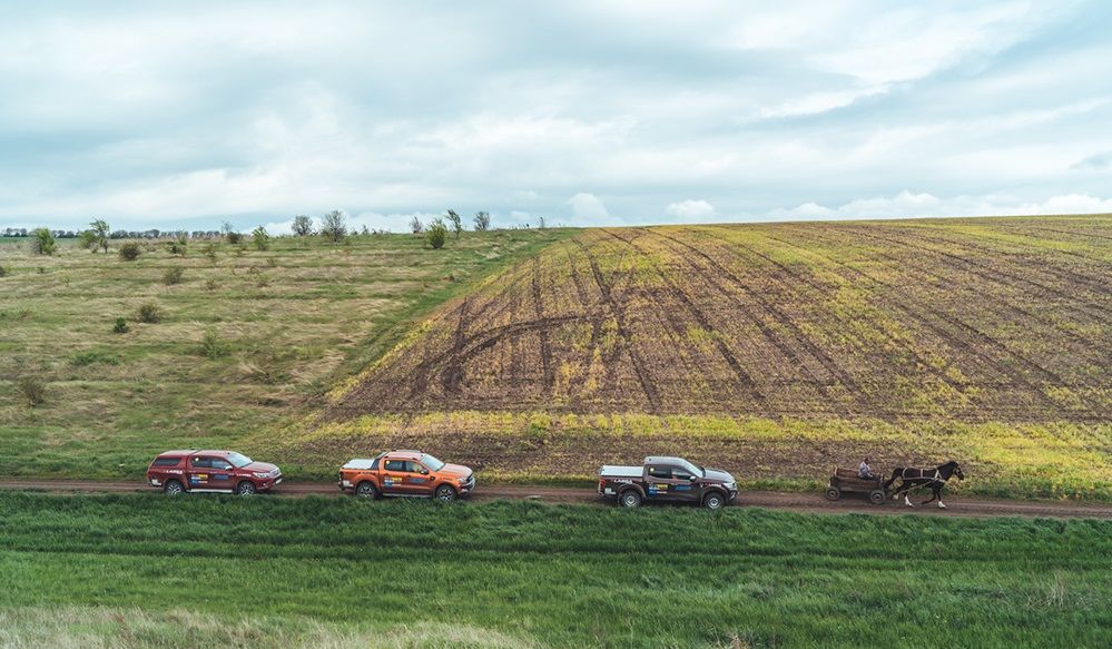 Au urcat în trei pick-upuri și au pornit să exploreze Moldova. 8 tineri parcurg 2000 de km în 5 zile