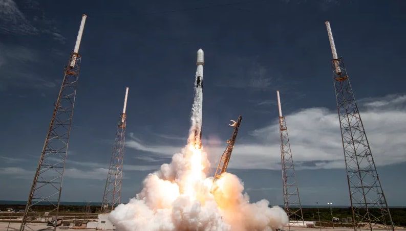 Falcon 9 компании SpaceX стартовала на орбиту с 88 спутниками