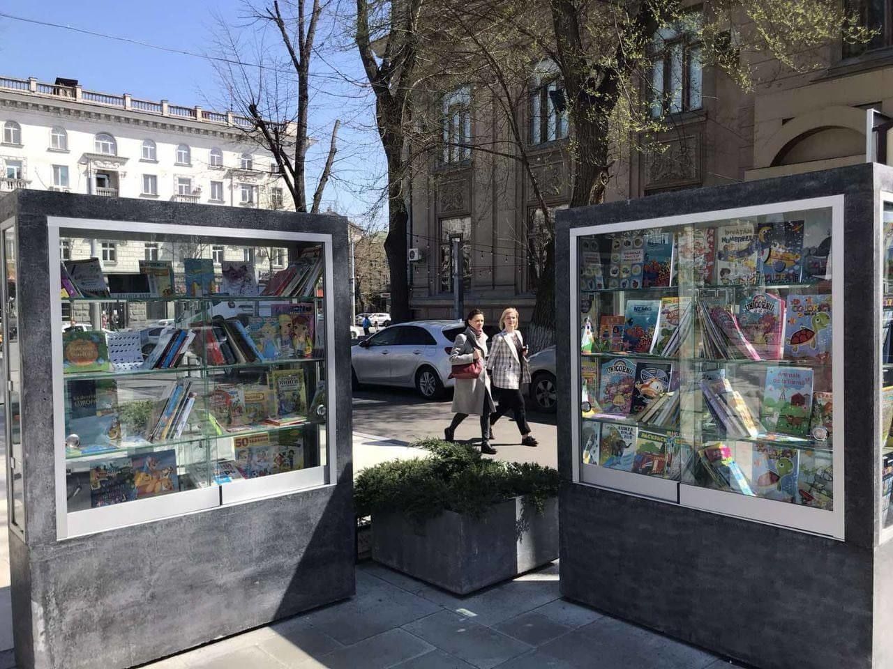 Библиотека под открытым небом в сквере "Михай Эминеску" пополнена книгами