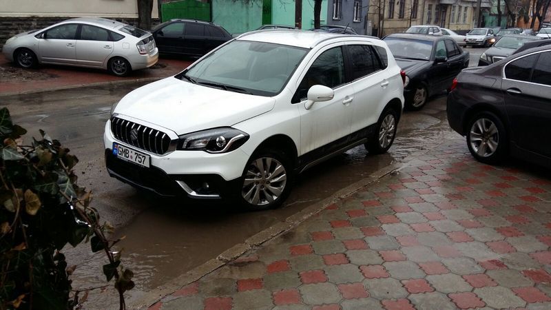 Tupeu de Regină: Cum a parcat o femeie maşina în centrul Capitalei