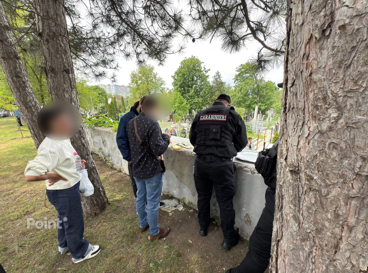 На Мемориале в Кишиневе карабинеры штрафовали людей за курение и распитие алкоголя