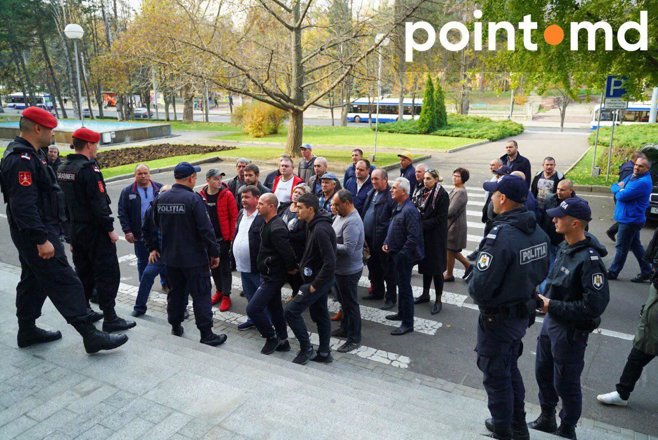 Транспортники перед зданием правительства требуют, чтобы к ним пришел Брынзан