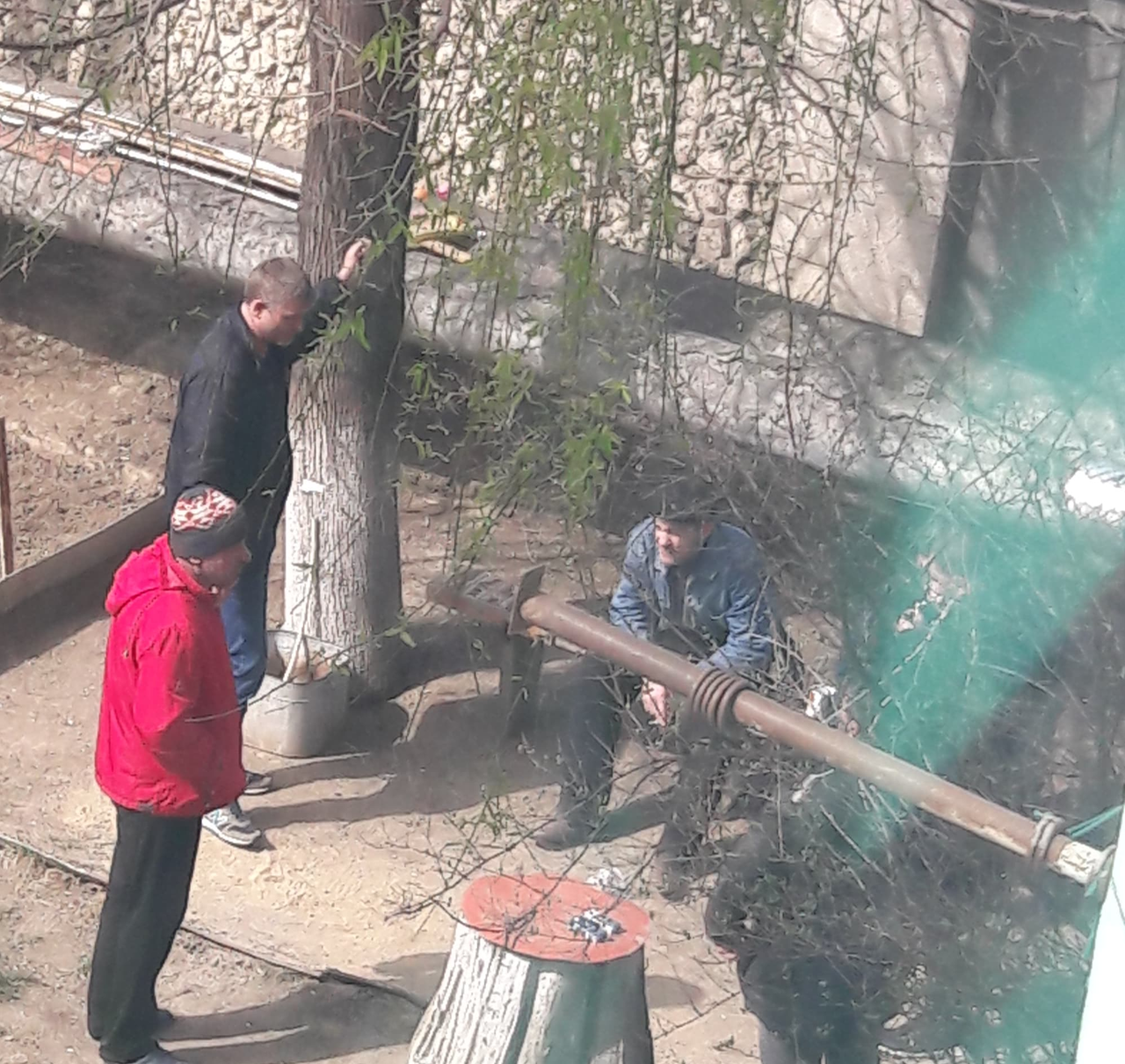 Жителей столицы не пугают даже штрафы, они продолжают собираться во дворах
