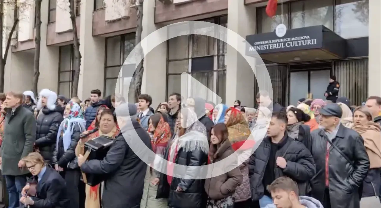 Flashmob la Ministerul Culturii: Blocul Pobeda cântă în cor piesa Katiușa