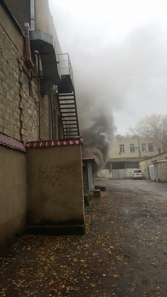 O saună din sectorul Botanica al Capitalei, învăluită de fum și flăcări