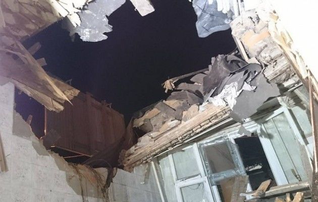 В Харькове грузовик приземлился на крыше дома