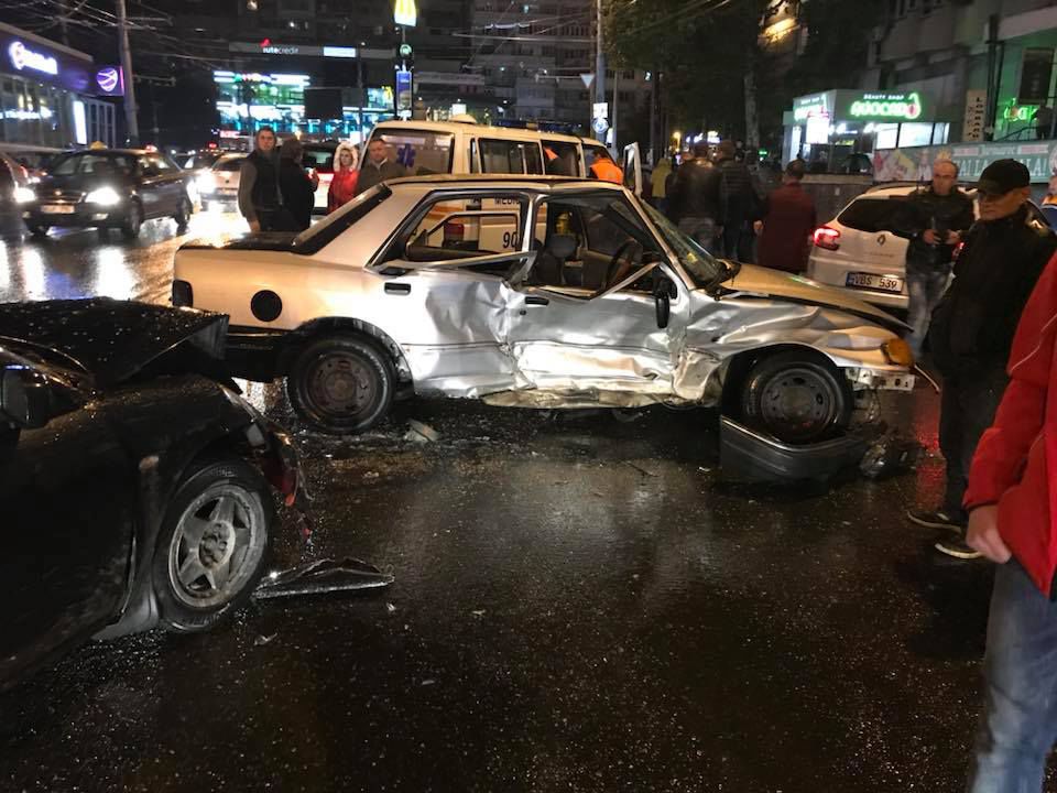 Accident grav în sectorul Rîșcani. Două automobile s-au ciocnit violent lângă Pan-Com