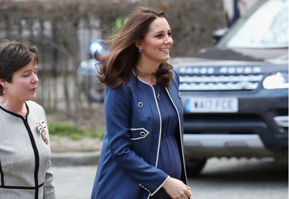 Kate Middleton, însărcinată și radioasă la un eveniment public