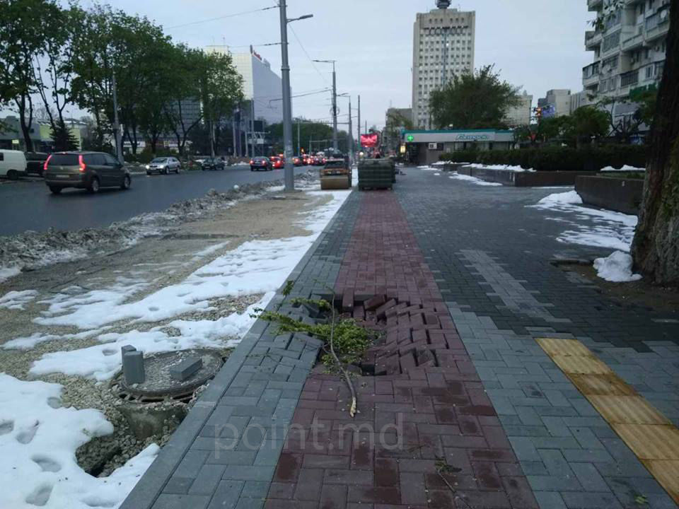 В Кишиневе начала проваливаться новая тротуарная плитка