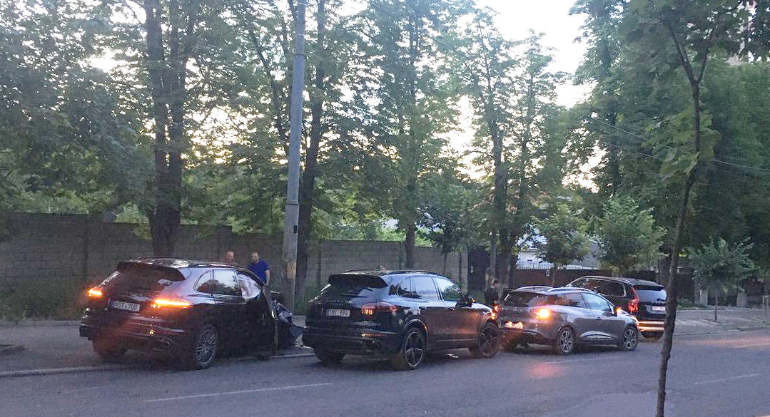 На Телецентре Porshe врезался в столб: возможно, были гонки