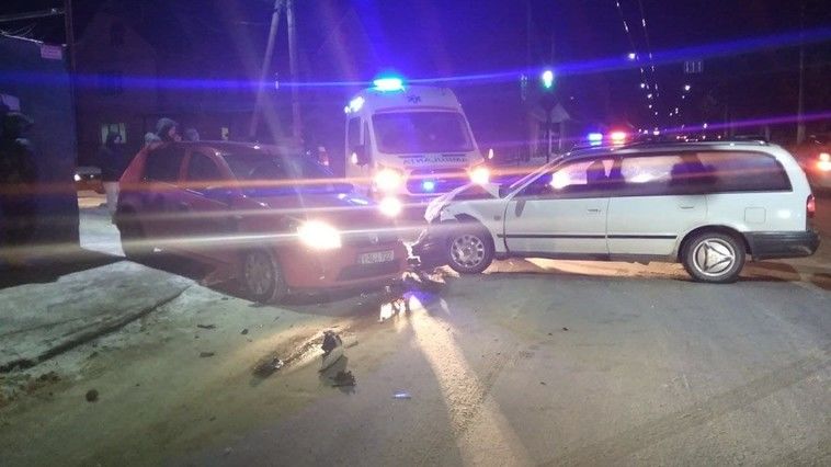 В Бельцах столкнулись две машины, одну отбросило на санки с детьми