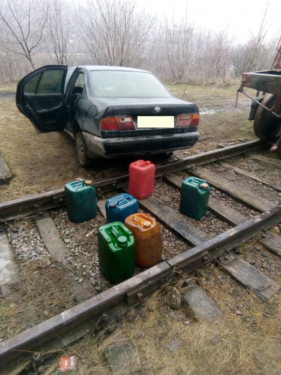 Двое мужчин пойманы с поличным на краже дизтоплива из локомотива