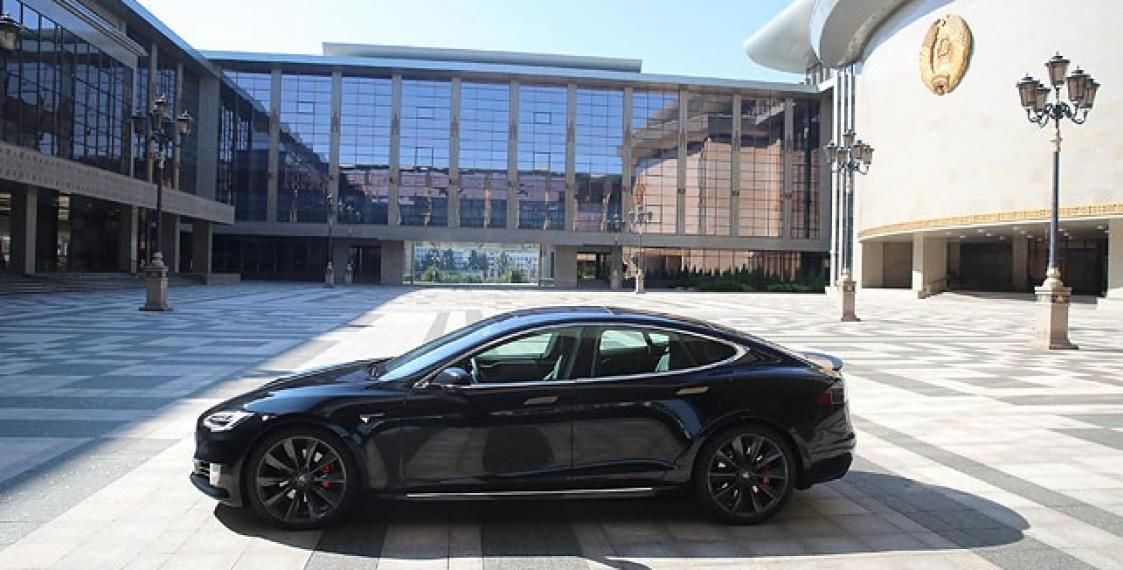 Илон Маск подарил Лукашенко Tesla Model S