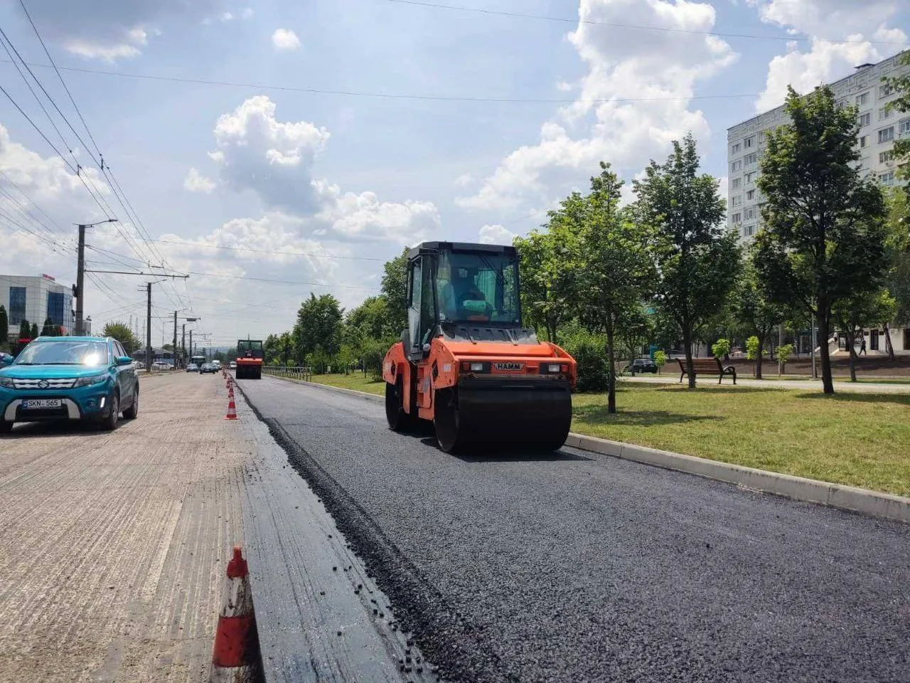 На бульваре Мирча чел Бэтрын проводится полное асфальтирование дороги