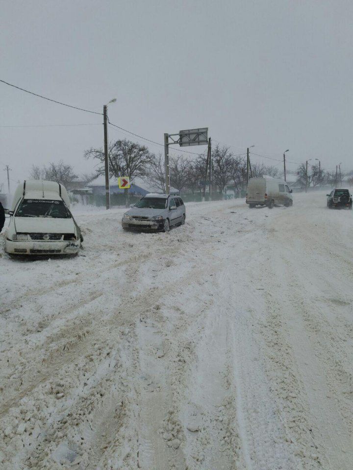 Accident la Peresecina: Două mașini, lovite frontal. Un om e rănit