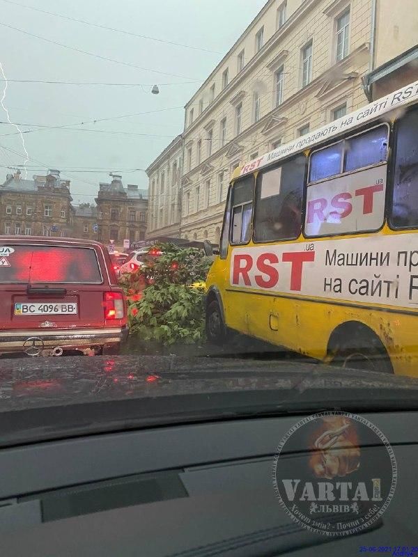 Ураган во Львове превратил улицы в реки и остановил электротранспорт