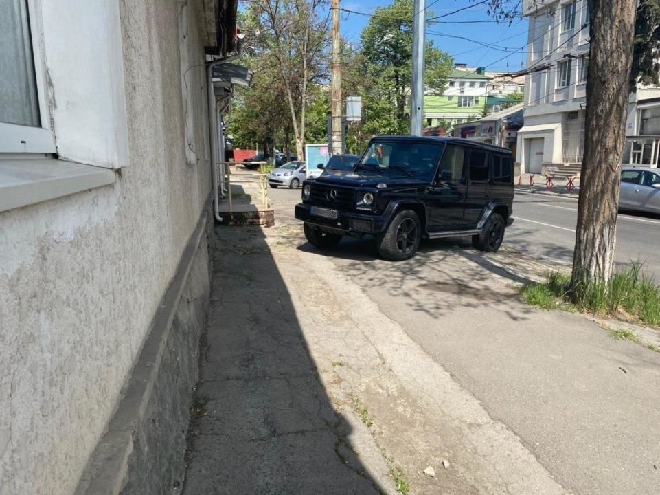 Никифорчук припарковал свой Gelandewagen на тротуаре в центре Кишинева